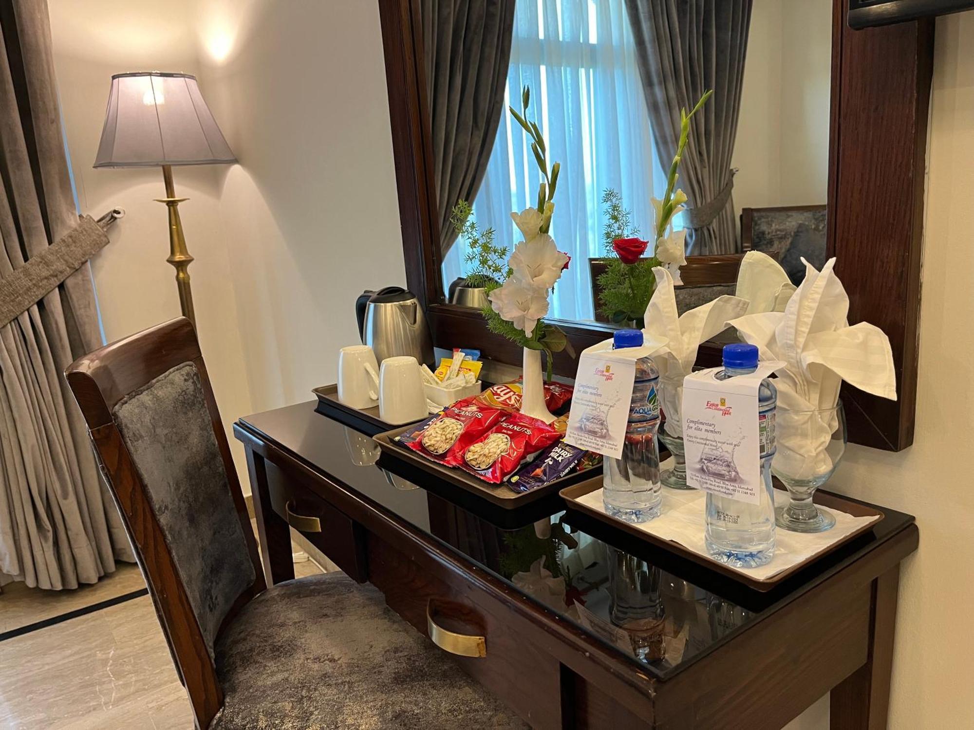 Envoy Continental Hotel Islamabad Extérieur photo